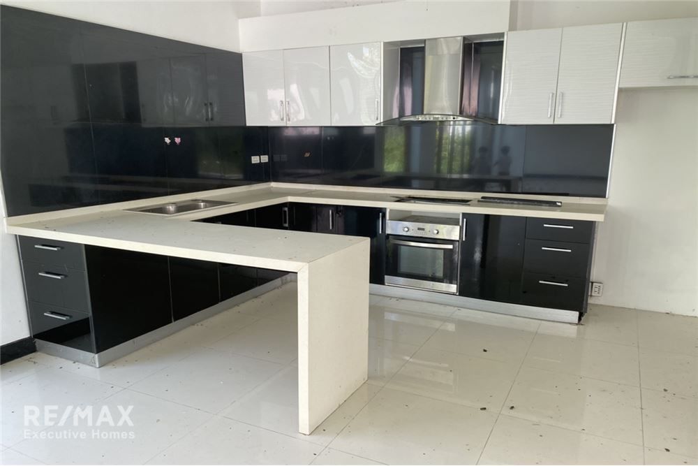 Urgent Sale: Luxurious Pool Villa in Central Hua Hin for 3.3 Million THB 10