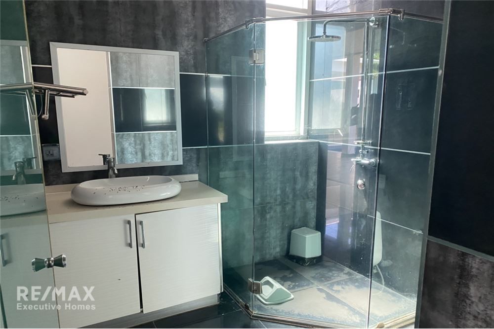 Urgent Sale: Luxurious Pool Villa in Central Hua Hin for 3.3 Million THB 11