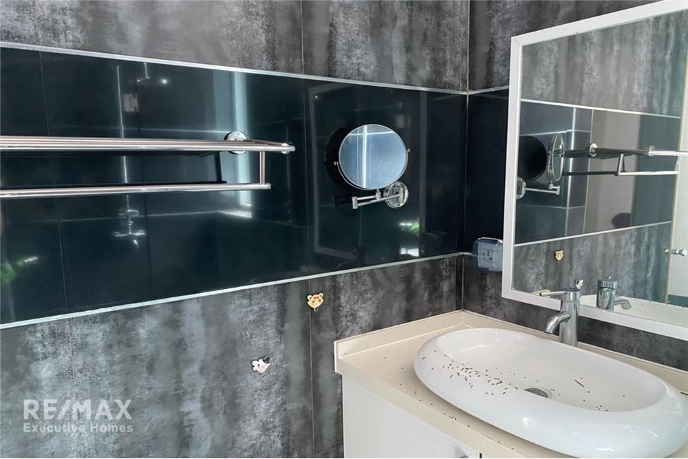 Urgent Sale: Luxurious Pool Villa in Central Hua Hin for 3.3 Million THB 12