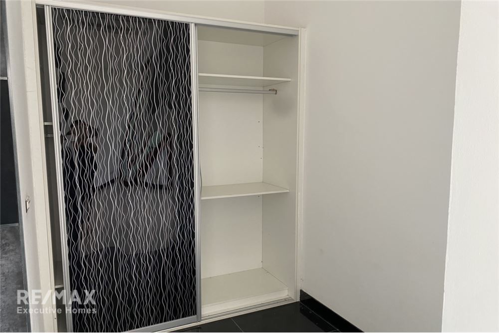 Urgent Sale: Luxurious Pool Villa in Central Hua Hin for 3.3 Million THB 13