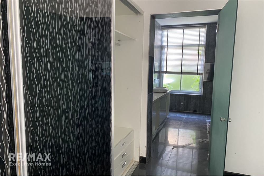 Urgent Sale: Luxurious Pool Villa in Central Hua Hin for 3.3 Million THB 14