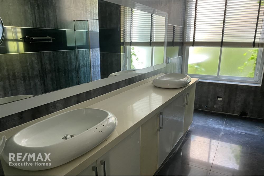 Urgent Sale: Luxurious Pool Villa in Central Hua Hin for 3.3 Million THB 15