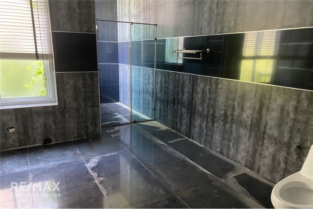 Urgent Sale: Luxurious Pool Villa in Central Hua Hin for 3.3 Million THB 16