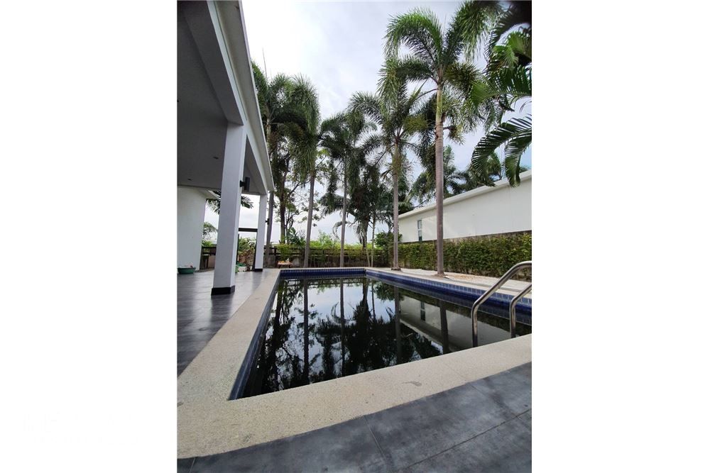 Urgent Sale: Luxurious Pool Villa in Central Hua Hin for 3.3 Million THB 2