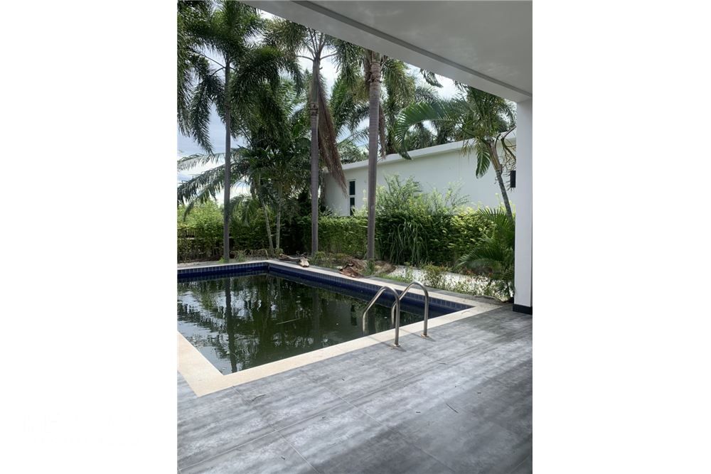 Urgent Sale: Luxurious Pool Villa in Central Hua Hin for 3.3 Million THB 3