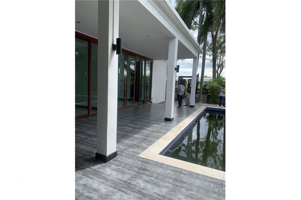 Urgent Sale: Luxurious Pool Villa in Central Hua Hin for 3.3 Million THB 4