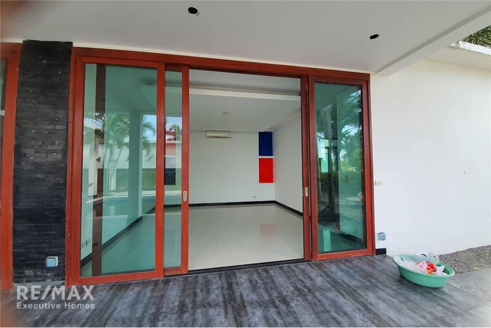 Urgent Sale: Luxurious Pool Villa in Central Hua Hin for 3.3 Million THB 6