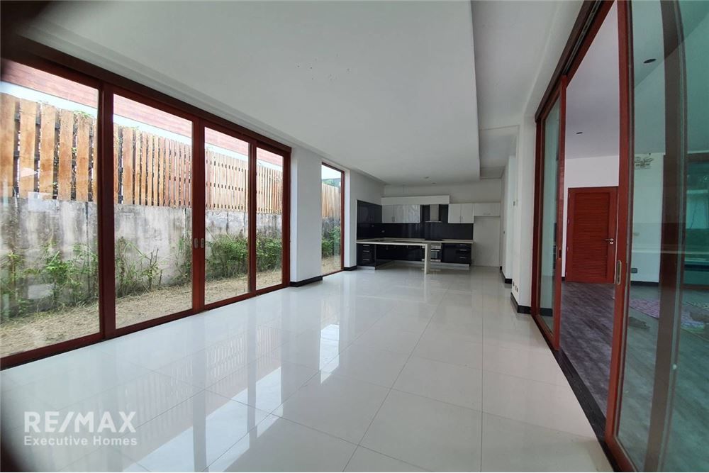 Urgent Sale: Luxurious Pool Villa in Central Hua Hin for 3.3 Million THB 8