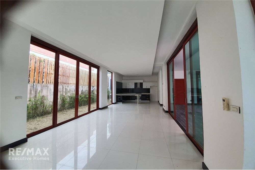 Urgent Sale: Luxurious Pool Villa in Central Hua Hin for 3.3 Million THB 9